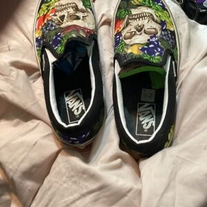 Vans size 9 Skull tennis shoes